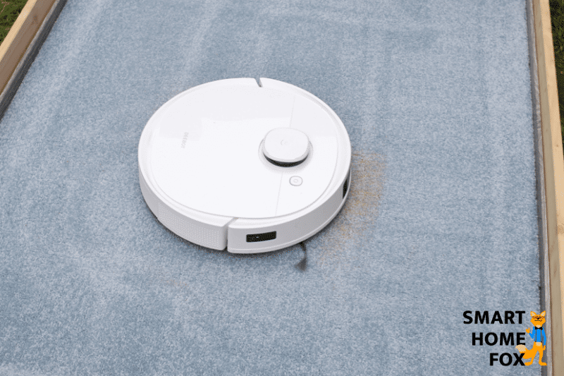 Ecovacs Deebot T9 beim Sand Saugtest auf einem hochflorigen Teppich